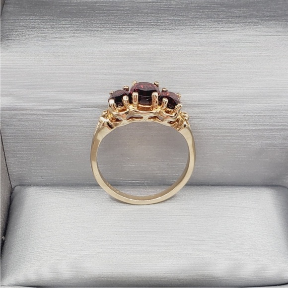 10k Solid Yellow Gold Oval Genuine Garnet Three Stone Ring - Picture 2 of 6